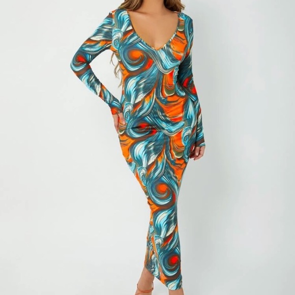 NEW INVENTORY 🍑Scroll Print V Neck Body-con Dress🍑 - Picture 2 of 6